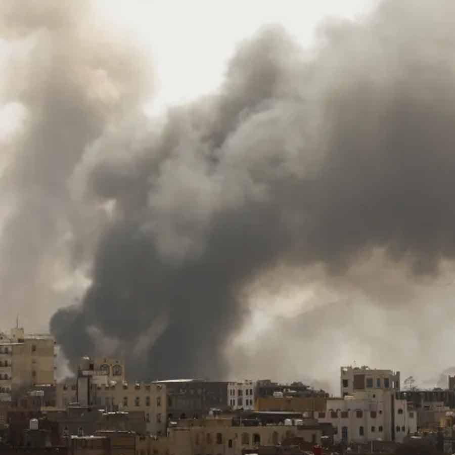 Saudi Arabia warned its iron brother UAE through airstrike in Mukalla following to leave Yemen with 24 hours 