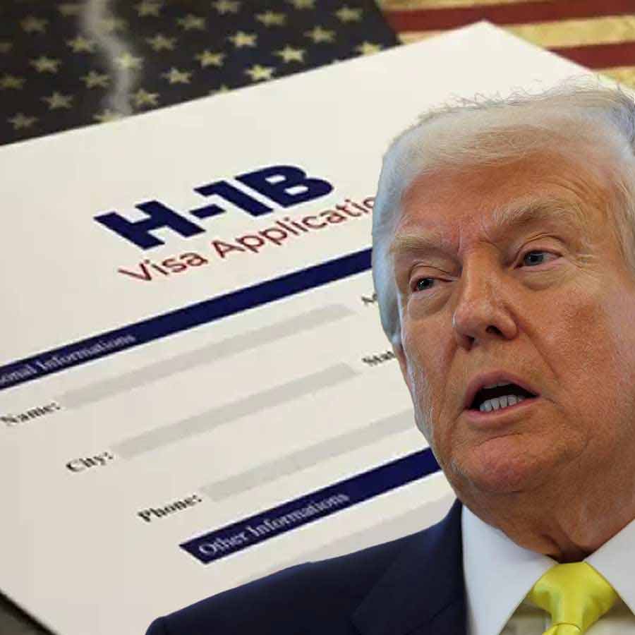 আমেরিকার প্রেসিডেন্ট ডোনাল্ড ট্রাম্প। তাঁর প্রশাসন সম্প্রতি এইচ-১বি ভিসার নিয়মে বদল এনেছে।