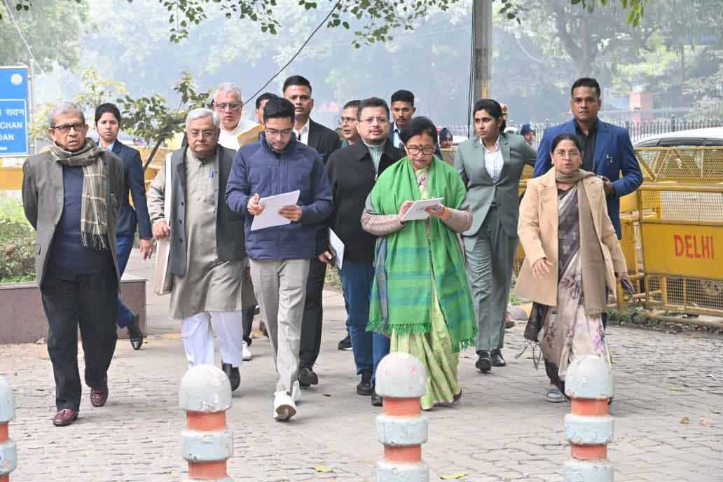 নির্বাচন সদনে স্মারকলিপি জমা দিতে যাচ্ছে তৃণমূলের প্রতিনিধিদল।