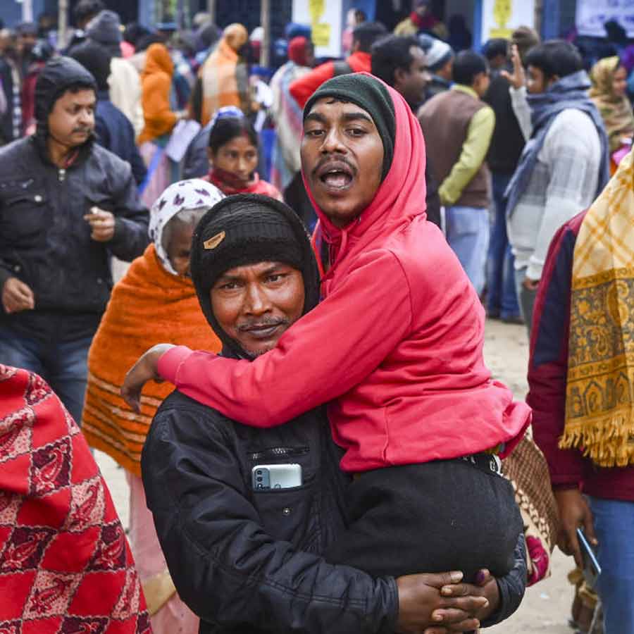 অসুস্থ ভোটারকে নিয়ে যাওয়া হচ্ছে শুনানিকেন্দ্রে।