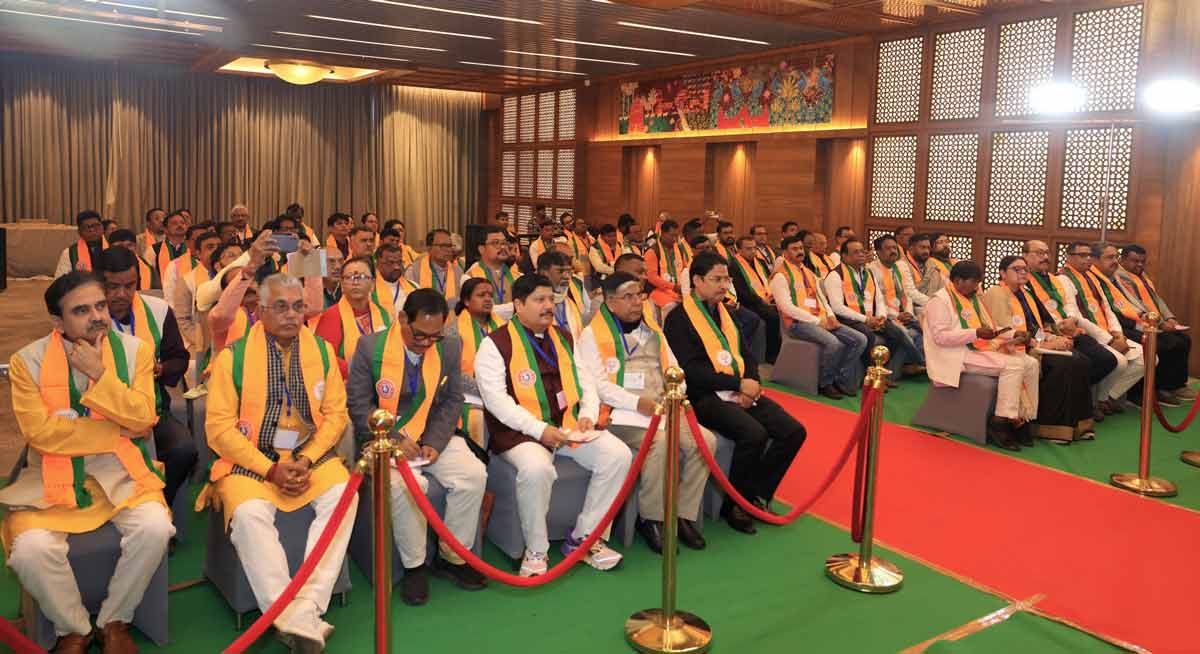 অমিত শাহের বৈঠকে পশ্চিমবঙ্গ বিজেপির বিধায়ক, সাংসদ ও প্রাক্তন সাংসদরা। প্রথম সারিতেই রয়েছেন দিলীপ ঘোষ।