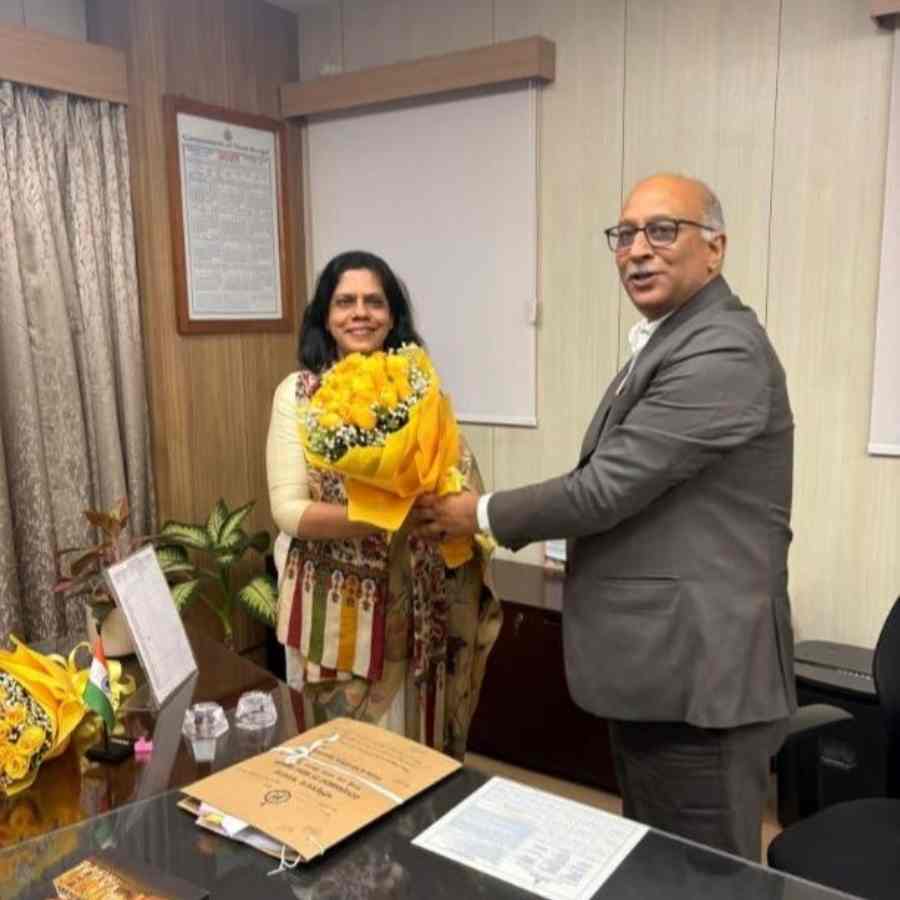 বুধবার নবান্নে বিদায়ী মুখ্যসচিব (বাঁ দিকে) মনোজ পন্থ পুষ্পস্তবক দিয়ে শুভেচ্ছা জানালেন তাঁর উত্তরসূরী নন্দিনী চক্রবর্তীকে (ডান দিকে)।
