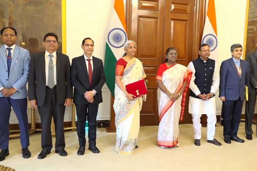  রাষ্ট্রপতি দ্রৌপদী মুর্মুর সঙ্গে অর্থমন্ত্রী নির্মলা সীতারামন।