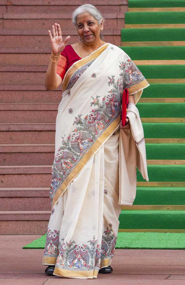বাজেট পেশ করার আগে কক্ষের সামনে কেন্দ্রীয় অর্থমন্ত্রী নির্মলা সীতারামন।