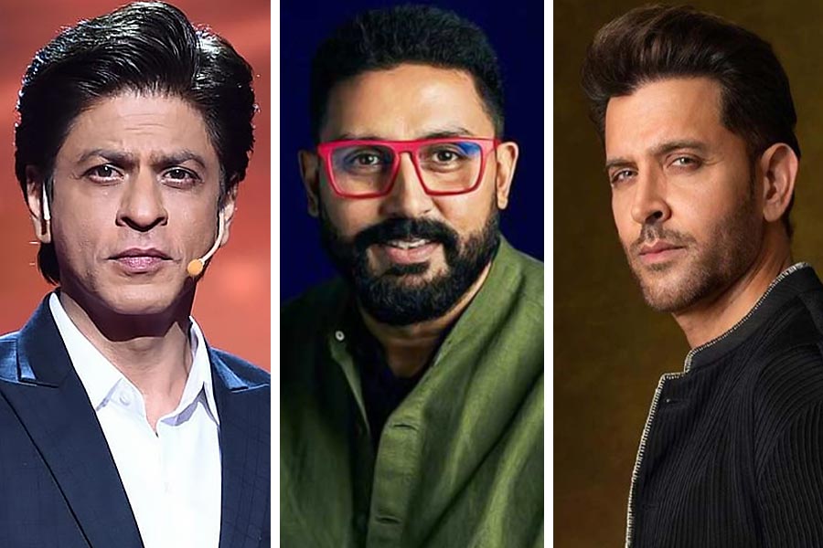 বলিপাড়ায় কানাঘুষো শোনা যায়, শাহরুখ থেকে শুরু করে অভিষেক এবং হৃতিক, তিন অভিনেতাই ‘রং দে বসন্তি’ ছবিতে অভিনয়ের প্রস্তাব ফিরিয়ে দেন। কিন্তু তার নেপথ্যকারণ কী?