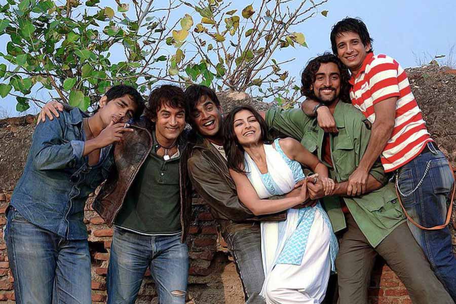 ছবির পরিচালক এক পুরনো সাক্ষাৎকারে জানিয়েছিলেন যে, ‘রং দে বসন্তি’ ছবির শুটিংয়ের জন্য প্রত্যেক অভিনেতাকে ন’মাসের জন্য প্রয়োজন ছিল। কিন্তু সেই সময় নিয়েই বাধে সমস্যা।