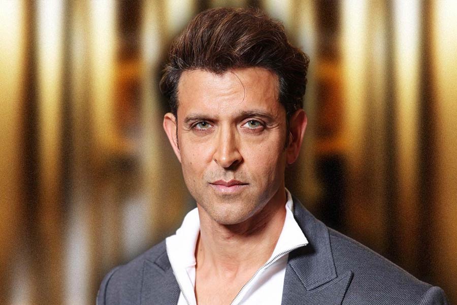 বলিউডের গুঞ্জন, ‘রং দে বসন্তি’ ছবিতে আসলাম চরিত্রের জন্য পছন্দ করা হয়েছিল হৃতিককে। চিত্রনাট্যের খসড়া শুনে মনেও ধরেছিল হৃতিকের। কিন্তু শুটিংয়ের জন্য সময় বার করতে পারছিলেন না তিনি।