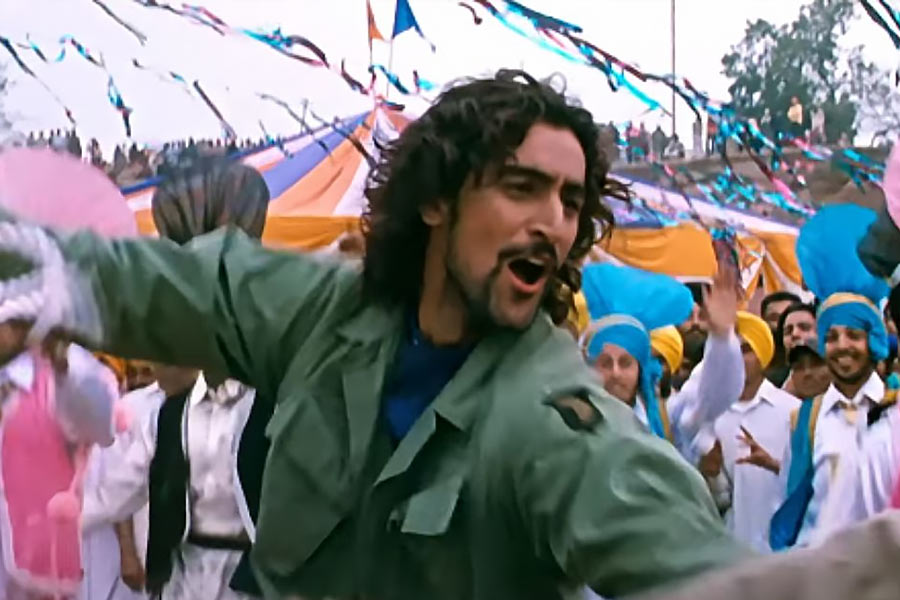 ‘রং দে বসন্তি’ ছবিতে অভিনয়ের ইচ্ছা থাকলেও প্রস্তাব ফিরিয়ে দিতে হয়েছিল রোশন-পুত্র হৃতিককে। হৃতিক সেই প্রস্তাব খারিজ করলে তাঁর ছেড়ে দেওয়া চরিত্রে অভিনয় করতে দেখা যায় বলি অভিনেতা কুণাল কপূরকে।