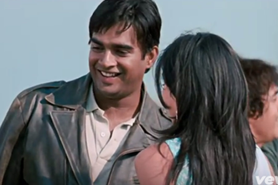 ‘রং দে বসন্তি’ ছবিতে অজয়ের চরিত্রে অভিনয় করতে দেখা যায় দক্ষিণী অভিনেতা আর মাধবনকে। কিন্তু কানাঘুষো শোনা যায়, সেই চরিত্রের জন্য ছবিনির্মাতাদের প্রথম পছন্দ ছিলেন শাহরুখ।