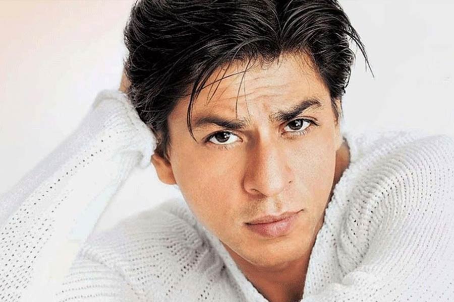 বলিপাড়ার অন্দরমহলে কান পাতলে শোনা যায়, ‘রং দে বসন্তি’ ছবিতে অভিনয়ের জন্য শাহরুখকে প্রস্তাবও দিয়েছিলেন ছবিনির্মাতারা। কিন্তু সেই প্রস্তাব ফিরিয়ে দিয়েছিলেন বলিউডের ‘বাদশা’।