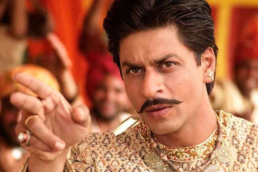 বলিউ়ড সূত্রে খবর, ‘পহেলি’ ছবির শুটিং নিয়ে ব্যস্ত ছিলেন শাহরুখ। তাঁর পক্ষে আবার নতুন কোনও ছবির শুটিংয়ের জন্য সময় বার করা কঠিন হয়ে দাঁড়াচ্ছিল। তাই উপায় না দেখে ‘রং দে বসন্তি’ ছবিতে অভিনয়ের প্রস্তাব ফিরিয়ে দিয়েছিলেন শাহরুখ।