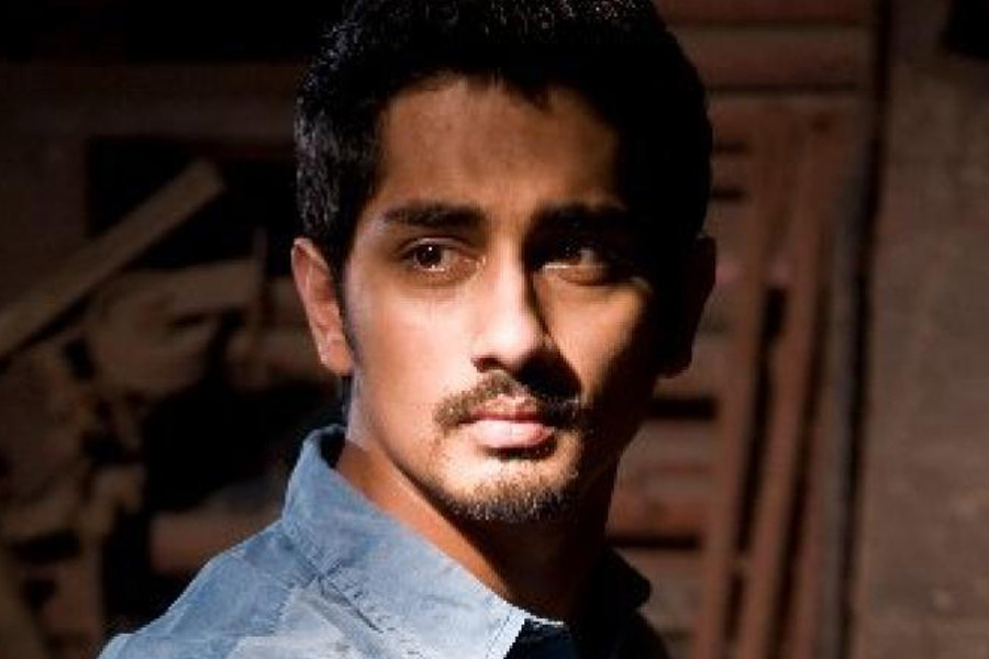 ‘রং দে বসন্তি’ ছবিতে কর্ণের চরিত্রে অভিনয় করতে দেখা যায় দক্ষিণী অভিনেতা সিদ্ধার্থকে। কিন্তু ছবিনির্মাতাদের প্রথম পছন্দ ছিলেন না তিনি।