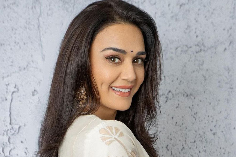 চার জন বলি অভিনেতা ছাড়াও ‘রং দে বসন্তি’ ছবির প্রস্তাব ফিরিয়ে দেওয়ার তালিকায় রয়েছে এক বলি নায়িকার নাম। তিনি প্রীতি জ়িন্টা।