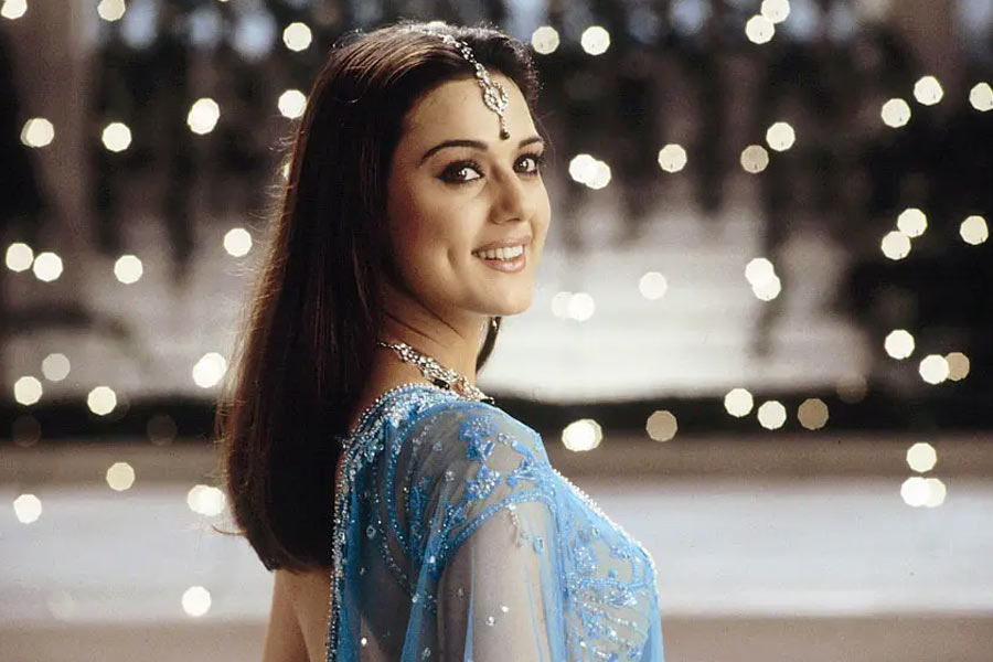 বলিউডের অন্দরমহল সূত্রে খবর, সনিয়ার চরিত্রের জন্য প্রথমে প্রীতিকে অভিনয়ের প্রস্তাব দিয়েছিলেন ছবিনির্মাতারা। কিন্তু প্রীতি সেই প্রস্তাব ফিরিয়ে দিলে সোহা সেই চরিত্রে অভিনয় করতে রাজি হন।