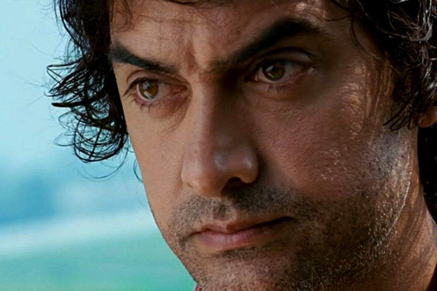 বলিপাড়া সূত্রে খবর, ‘রং দে বসন্তি’ ছবি তৈরিতে খরচ হয়েছিল ৩০ কোটি টাকা। ছবিমুক্তির পর বক্স অফিস থেকে সেই ছবি আয় করেছিল প্রায় ৯৭ কোটি টাকা। তারকাখচিত এই ছবিতে মুখ্যচরিত্রে অভিনয় করে নজর কেড়েছিলেন আমির খান। এটি তাঁর কেরিয়ারের অন্যতম সেরা ছবি হিসাবেও জায়গা পায়।