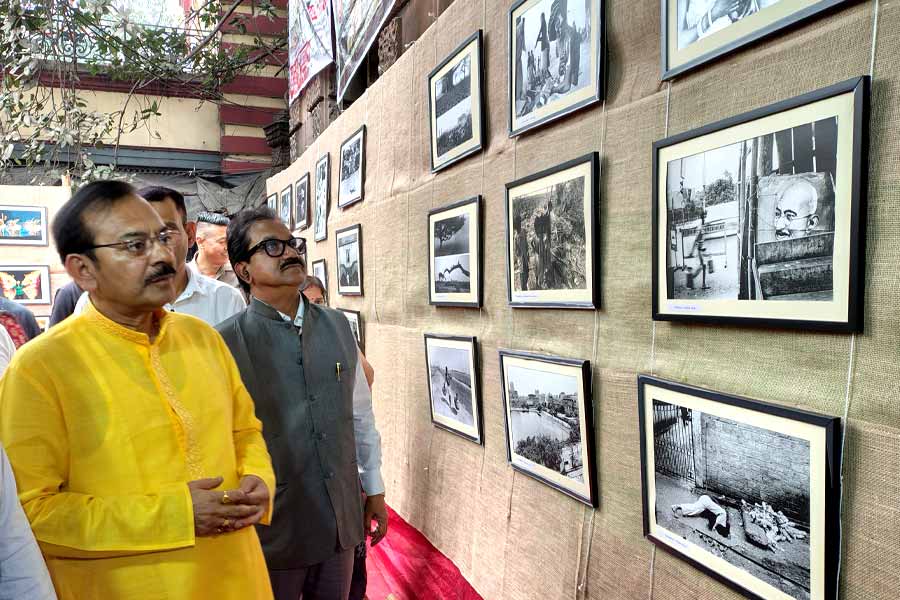 প্রদর্শনীতে ছবি দেখছেন মন্ত্রী অরূপ বিশ্বাস।