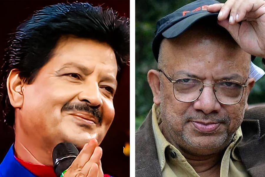 Singer Kabir Suman Supports Singer Udit Narayan For Kissing His Female Fan On Stage dgtl