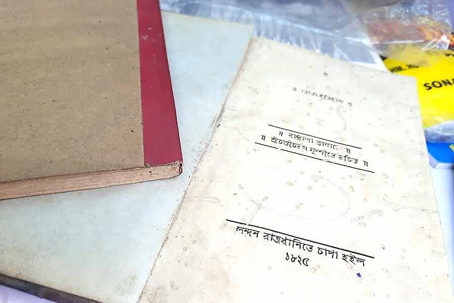 The 'Tota Itihas' book printed in London 200 years ago was found at the Kolkata international book fair