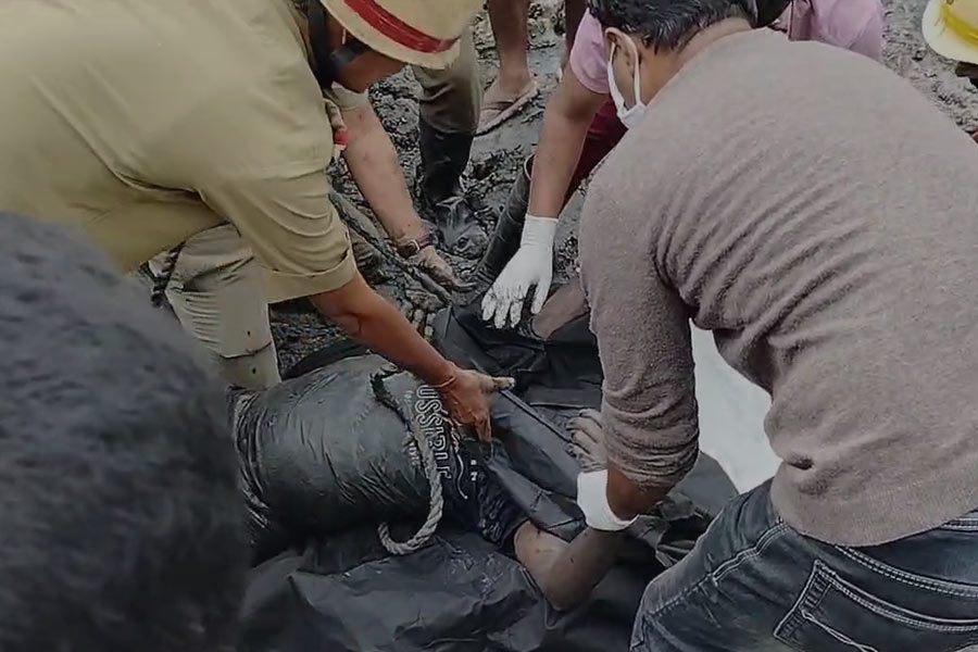 ম্যানহোল থেকে উদ্ধার করা হয়েছে এক শ্রমিকের দেহ। রবিবার বানতলায়।