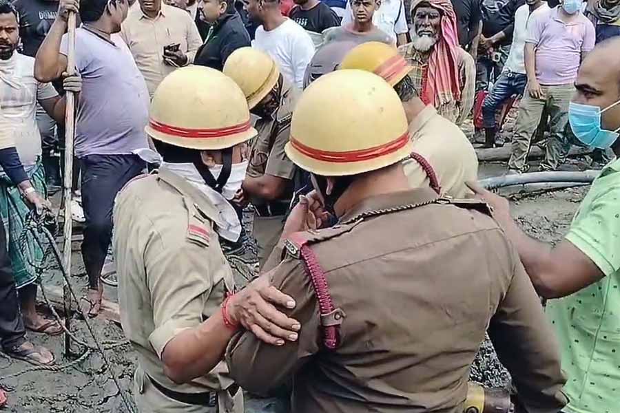 বানতলায় ম্যানহোল থেকে শ্রমিক উদ্ধারের কাজ চলছে।