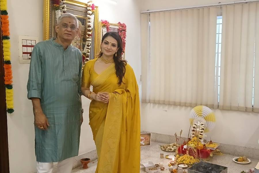 অতনু রায়চৌধুরী-তনুশ্রী চক্রবর্তী এক ফ্রেমে।
