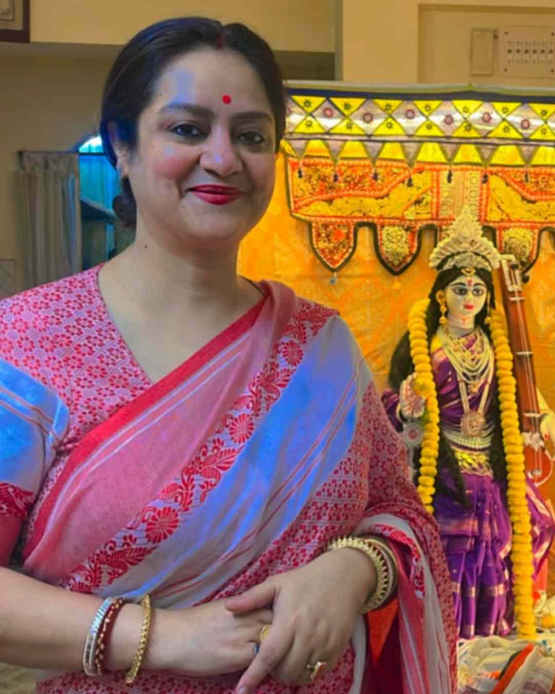বাড়ির প্রতিমার সঙ্গে সঞ্চালিকা সুদীপা চট্টোপাধ্যায়।