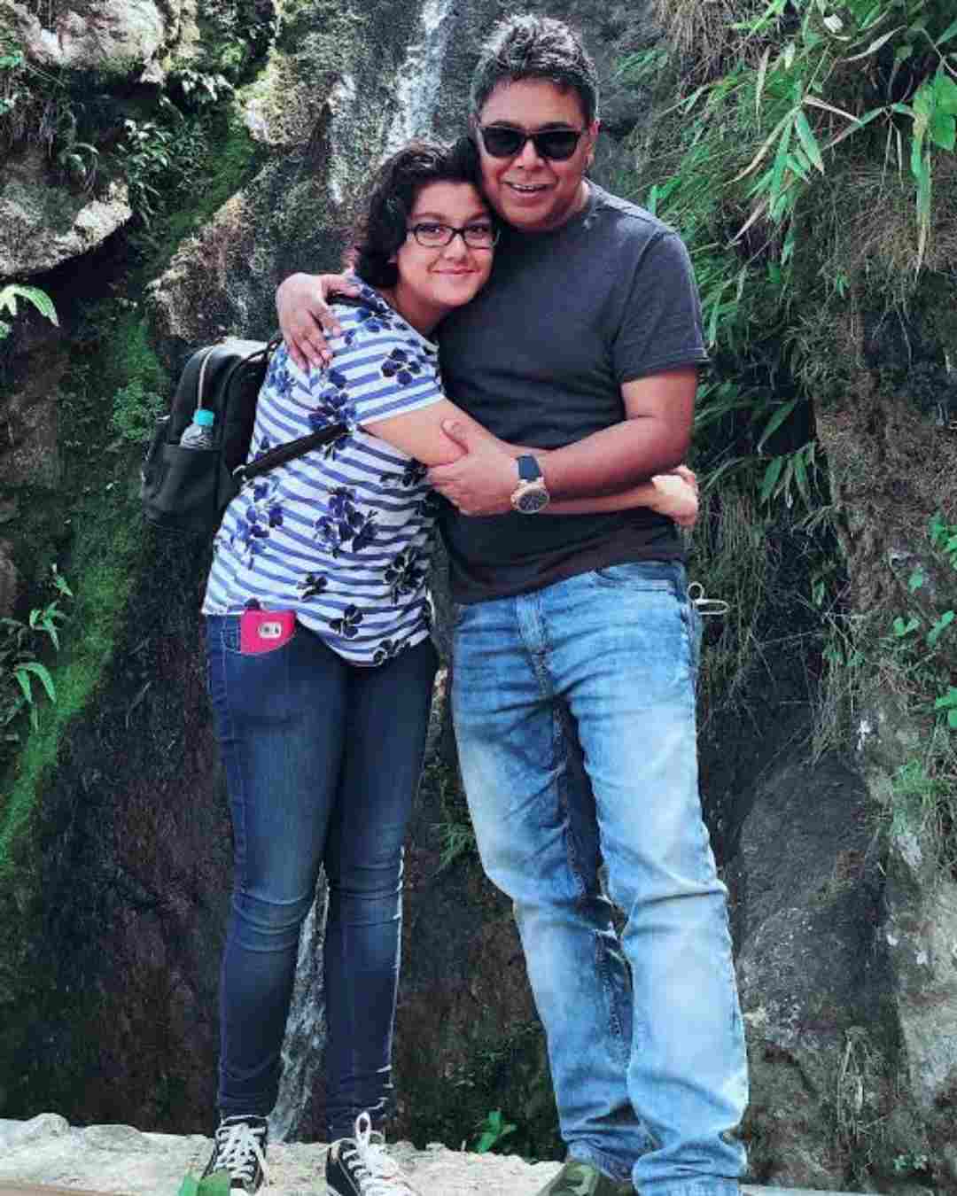 কন্যা মুস্কানের সঙ্গে সঞ্চালক মীর আফসার আলি।