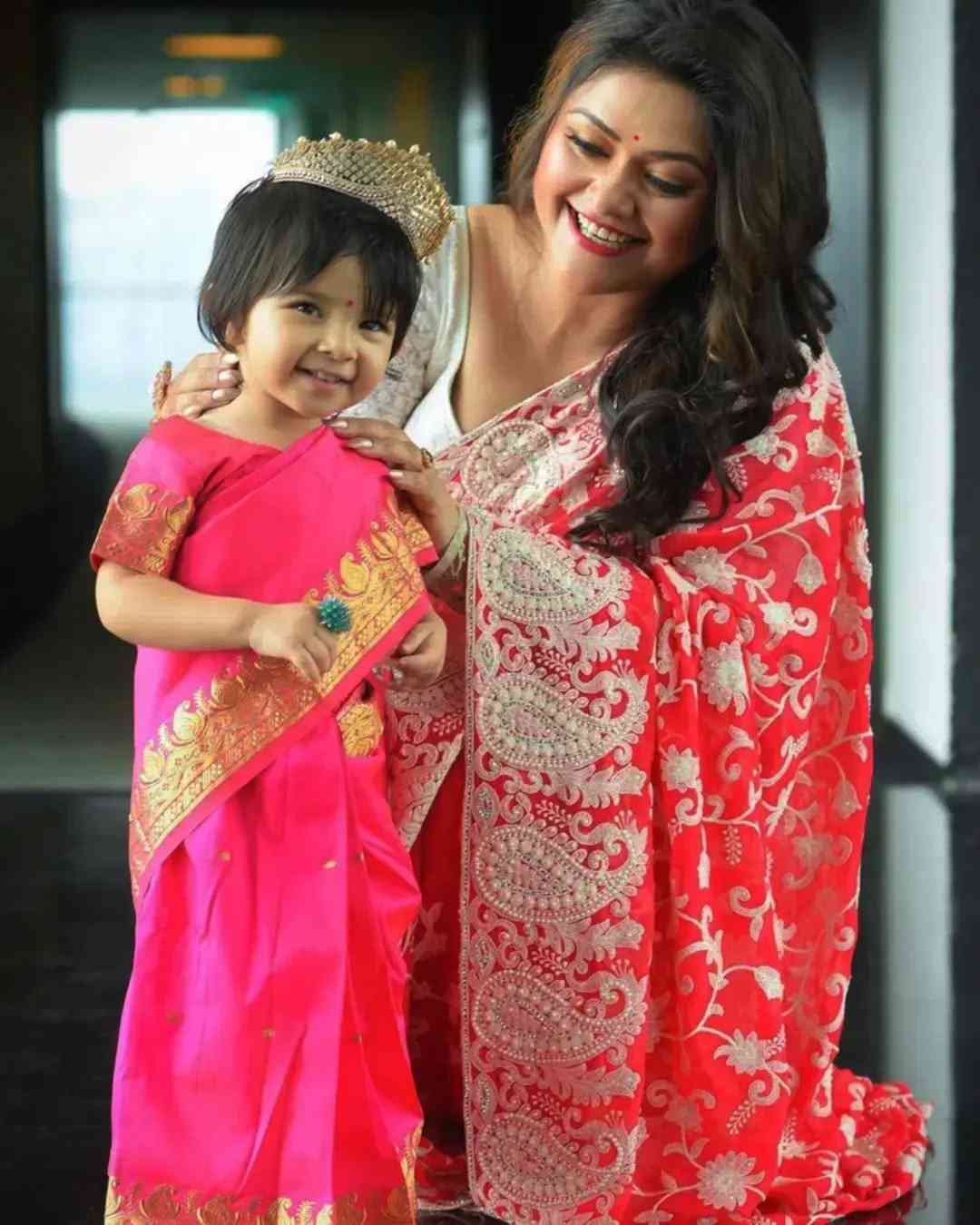কন্যা কিয়ার সঙ্গে অভিনেত্রী কনীনিকা বন্দ্য়োপাধ্যায়।