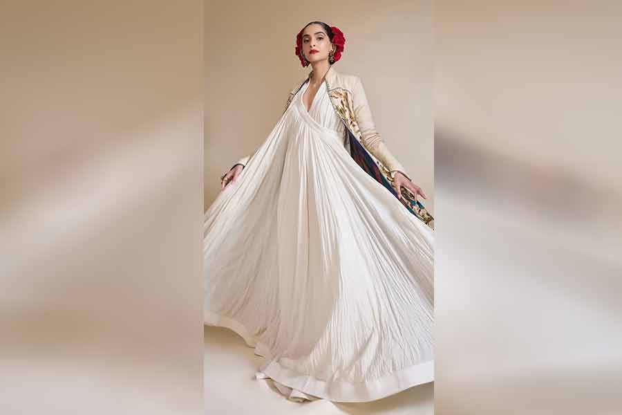 রোহিত বলের পোশাকে সোনম। 