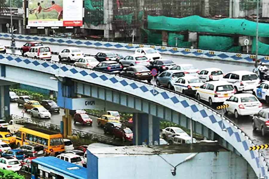 The idea of making a deck for car servicing in the Maa flyover