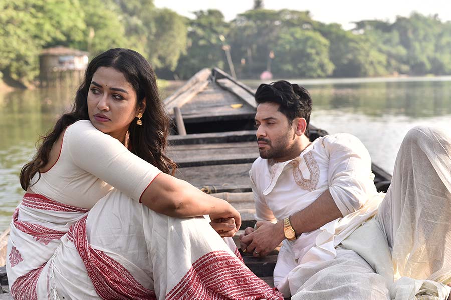 Review of Bengali film Omorshongi starring Vikram Chatterjee and Sohini Sarkar