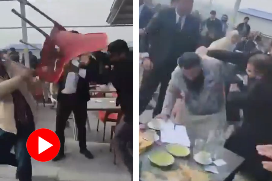 Brawl between Lawyers and clients with chairs outside Pakistan court, video goes viral dgtl