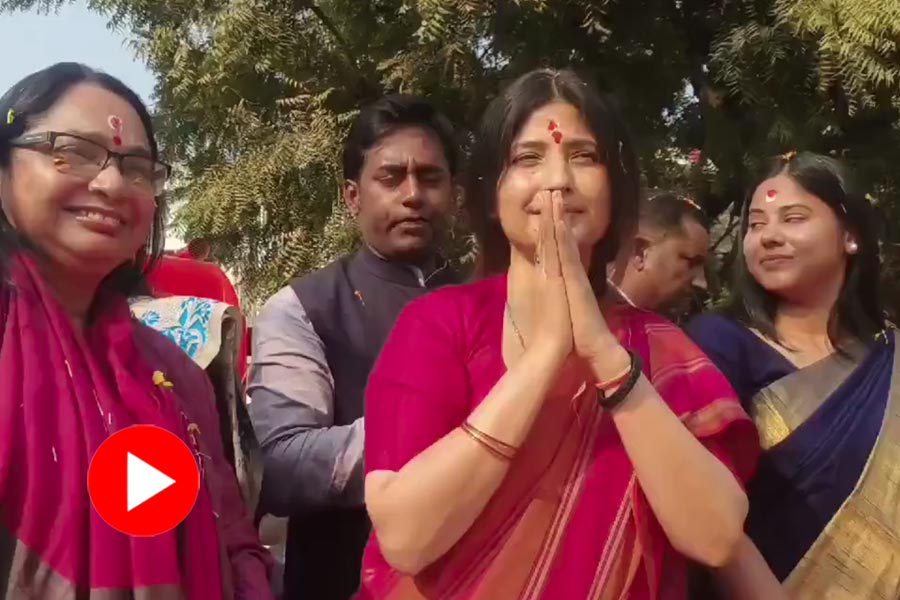 A garland of flowers falling straight down the neck of Samajwadi Party MP Dimple Yadav in Milkipur road show dgtl