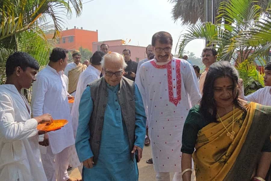 পুজো দেখতে ভাষাবিদ পবিত্র সরকার, কবি অংশুমান কর।