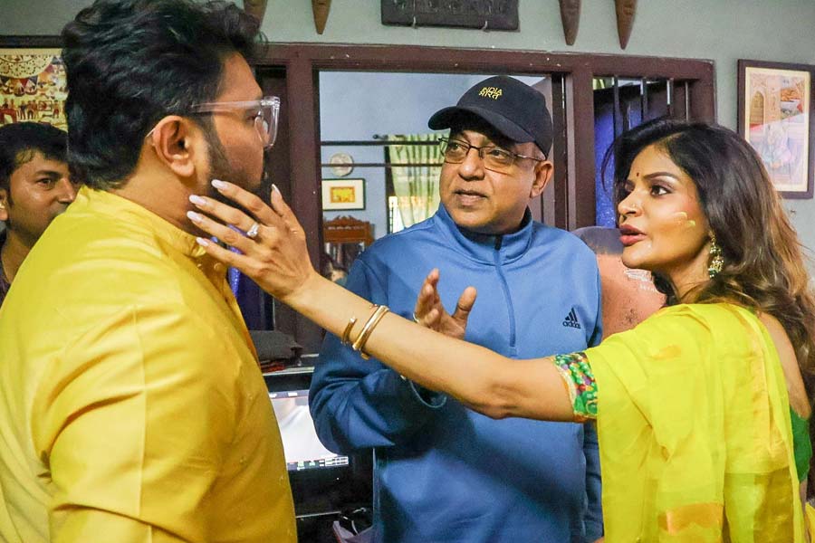 Set coverage of Arindam Sil’s new Bengali film starring Babul Supriyo and Arunima Ghosh