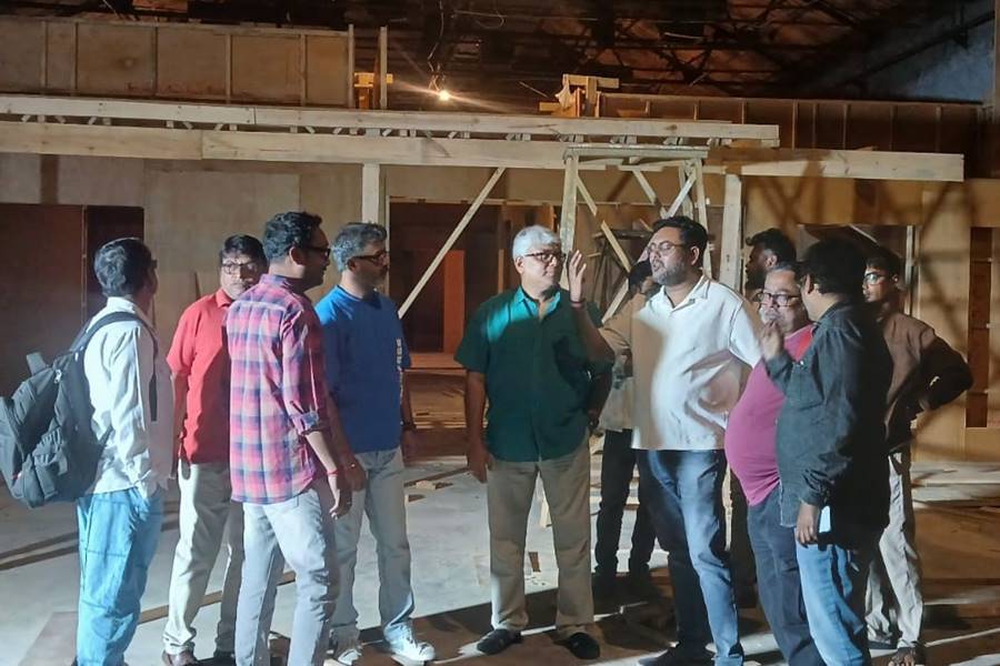 জয়দীপ, শ্রীজিতের পাশে বাকি পরিচালক।