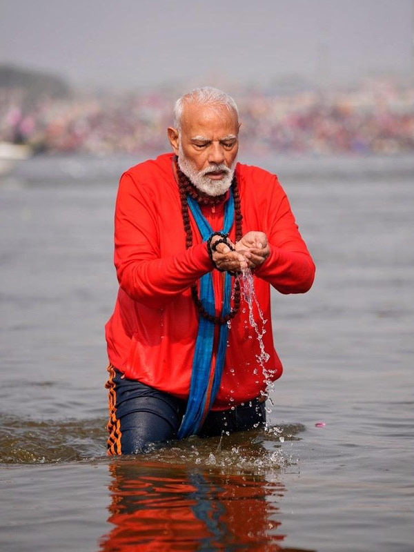 সঙ্গমঘাটে প্রধানমন্ত্রী নরেন্দ্র মোদী।