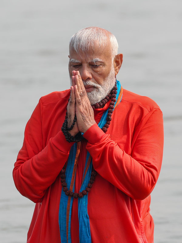 পুণ্যস্নানে মোদী।