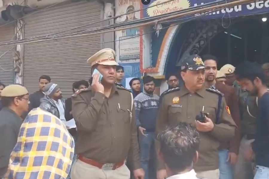 পরিস্থিতি নিয়ন্ত্রণে মোতায়েন পুলিশ বাহিনী।