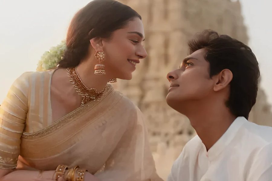 সেপ্টেম্বরেই তেলঙ্গানার ৪০০ বছরের পুরনো এক মন্দিরে বিয়ে করেছেন অদিতি এবং সিদ্ধার্থ।