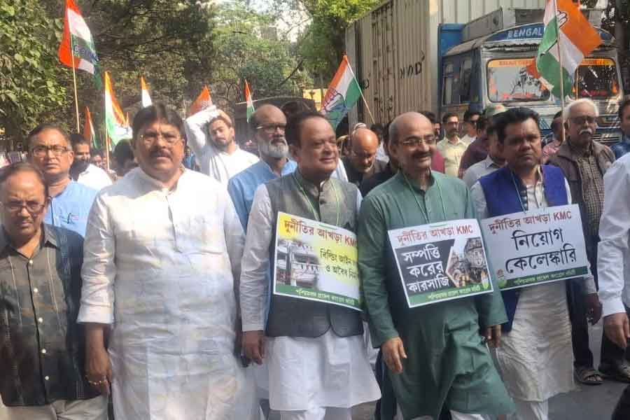 Scuffle with police as Congress agitates in front of KMC