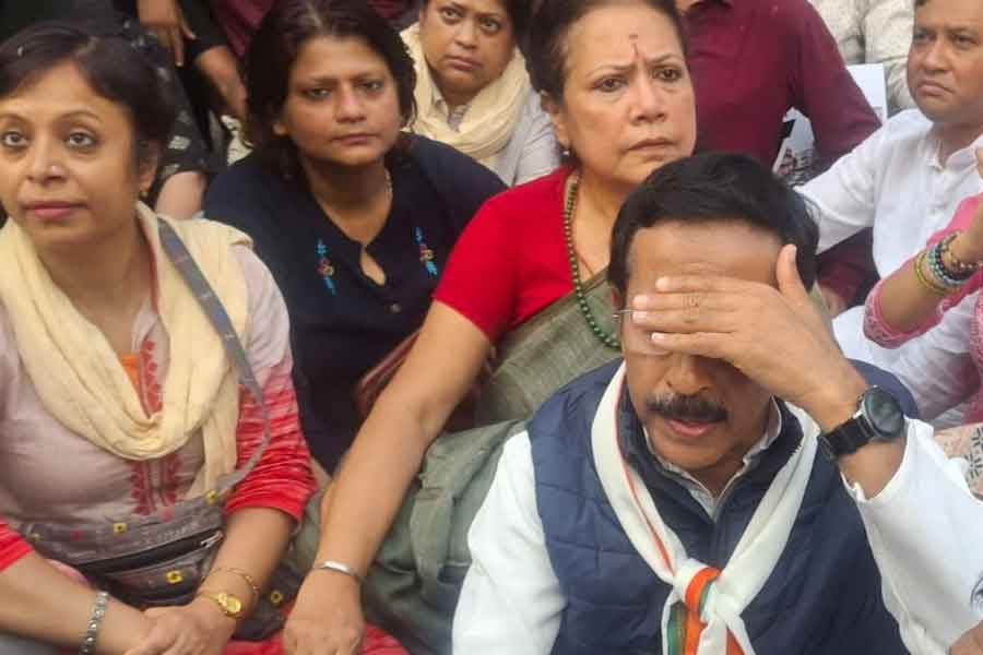  ‘ঘেরাও’ অভিযানে কংগ্রেস নেতা ও কর্মীরা।