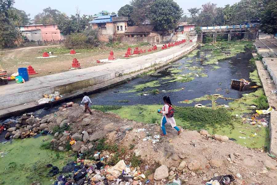 Illegal dam over Khemchi river,local residents angry