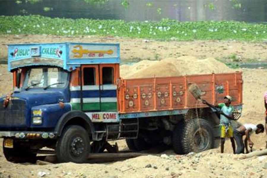 Local residents annoyed of Oppression ofTrucks carrying sand