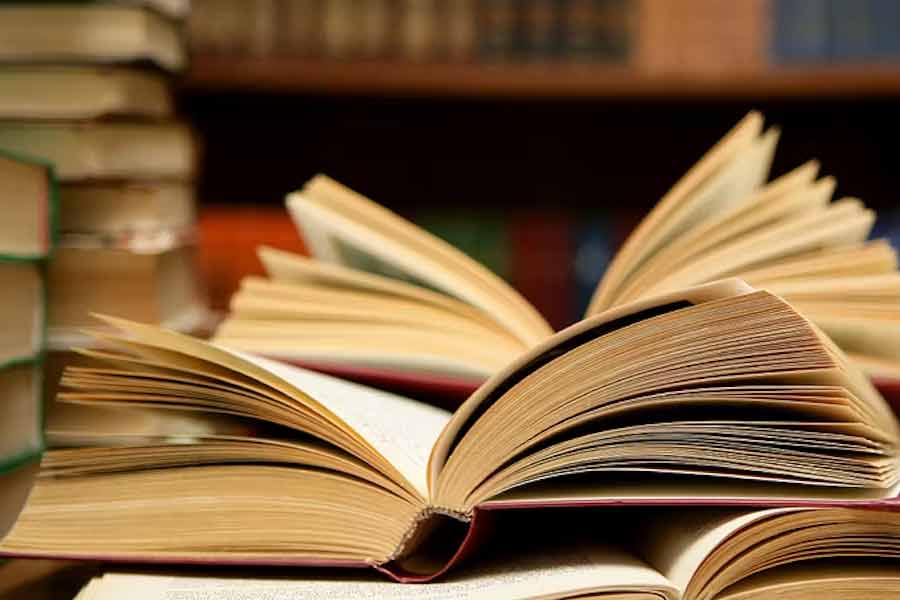 Know about Father Ernetti's Mysterious Chronovisor Device which allowed people to See the Past and Future