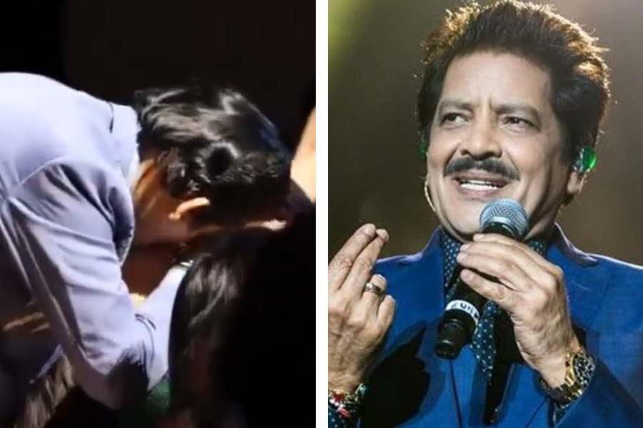 One more Video of Udit Narayan Kissing a female fan on lips goes viral dgtl