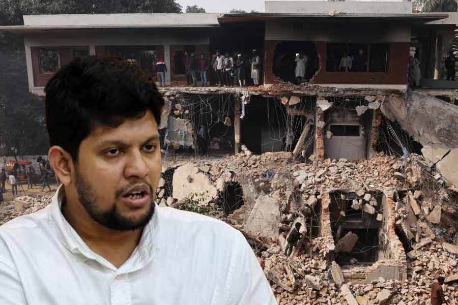 Bangladesh Interim Government advisor Mahfuj Alam reacts amid chaos at dhanmondi 32 building dgtl