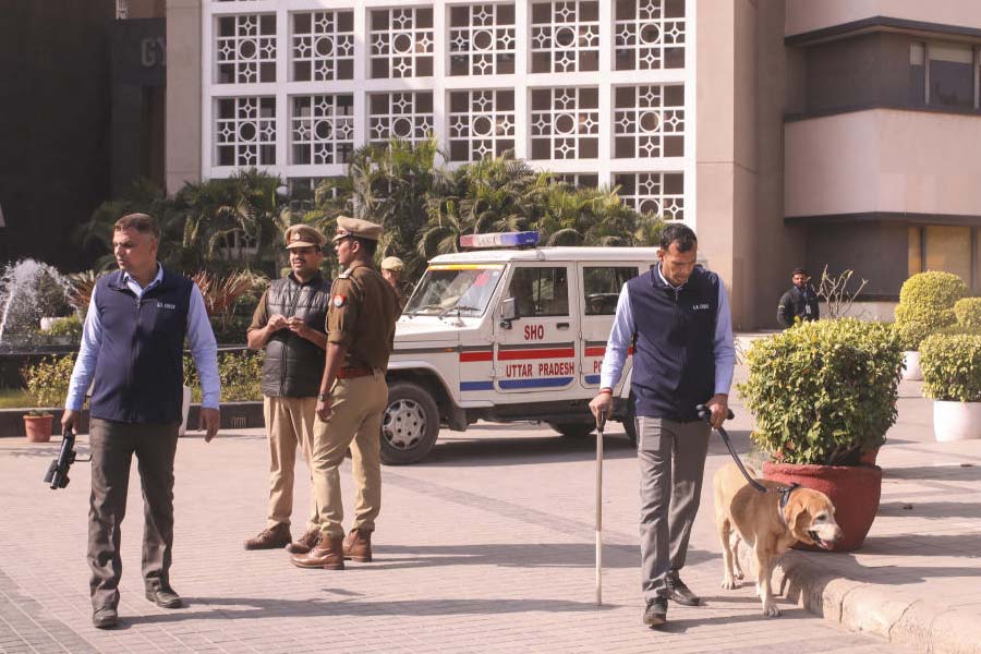 নয়ডার স্কুলে বুধবার সকালে কুকুর নিয়ে তল্লাশি চালাচ্ছে পুলিশ।