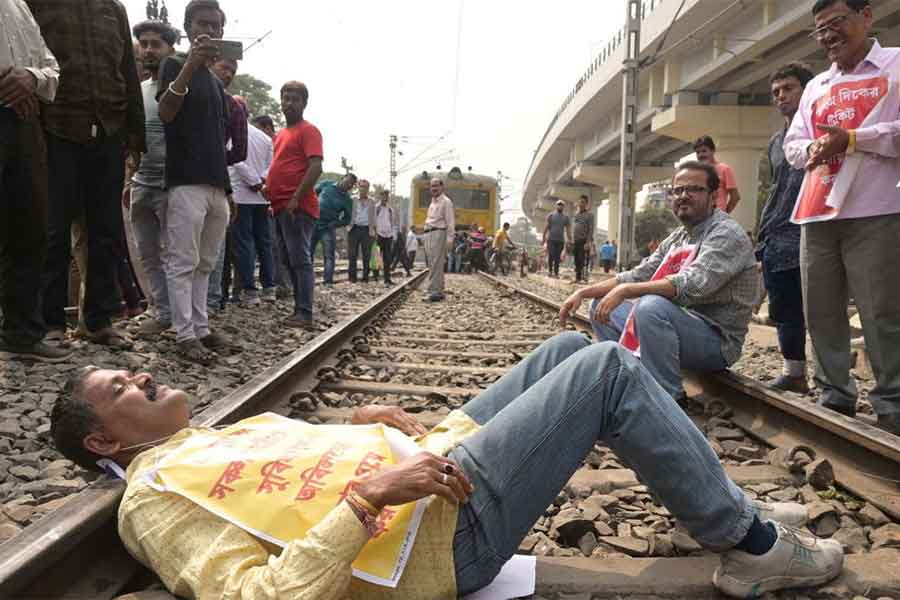 Blockade lying on railway line demanding underpass at DumDum Cantonment