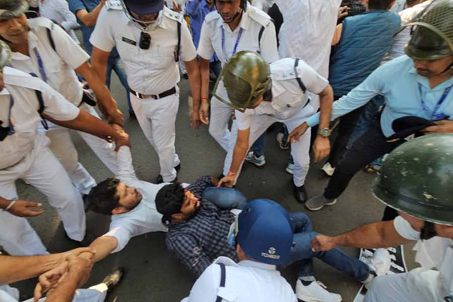 Chhatra Parishad agitates in front of Raj Bhaban
